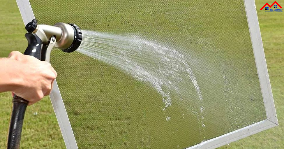 Xịt rửa bằng vòi nước áp lực thấp (nếu phù hợp và có không gian)